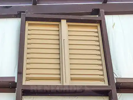 Adjustable wall louver
